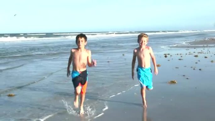 男孩在沙滩上奔跑