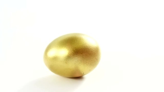 白色背景上的金色复活节彩蛋