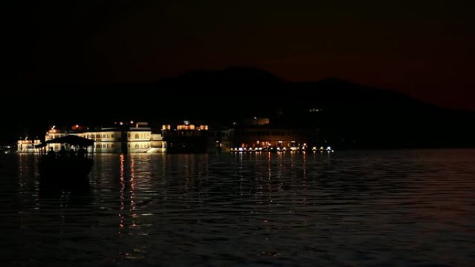 乌代浦湖宫殿群岛夜晚