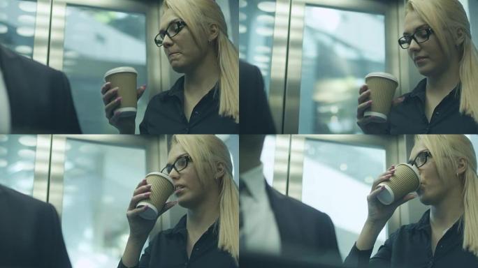 在电梯里喝咖啡