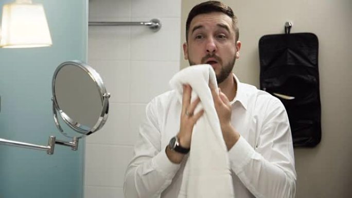 酒店浴室洗脸的商人