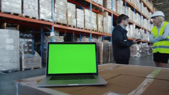 物流仓库绿屏笔记本电脑。非常适合使用模型。