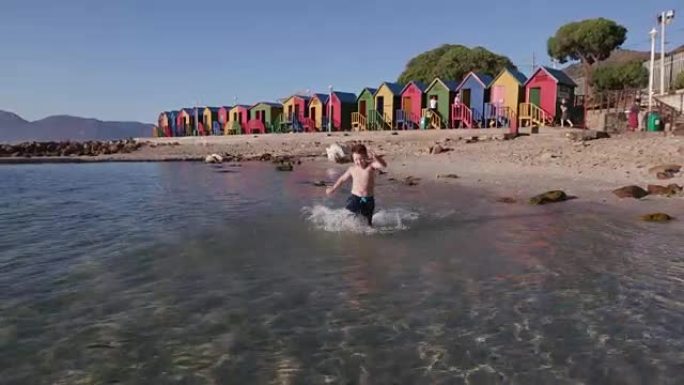 南非圣詹姆斯海滩开普敦的小男孩奔向摄像机
