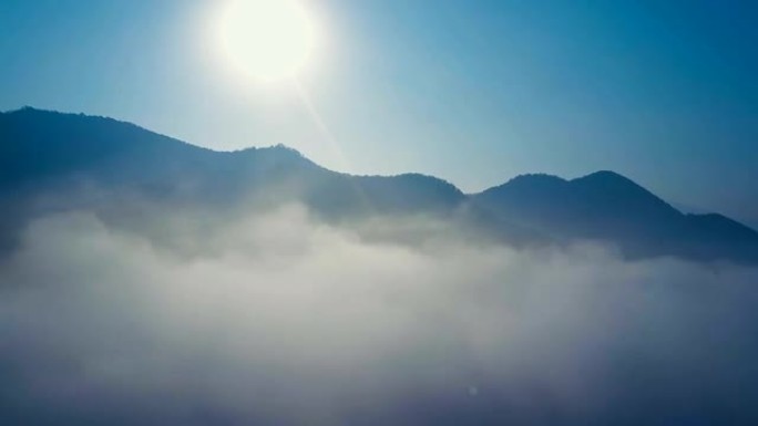 夜丰子在日落时通过云层的鸟瞰图