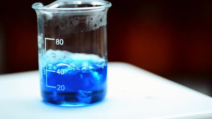 烧杯中沸腾的蓝色液体