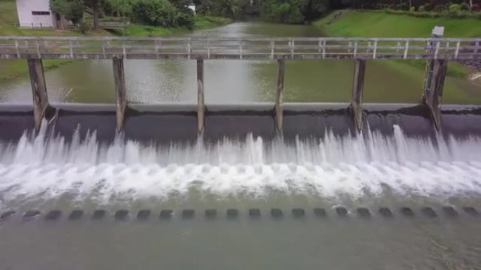 泰国农村小水门或灌溉堰的鸟瞰图