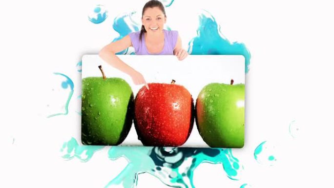 微笑的女人拿着落水水果的海报