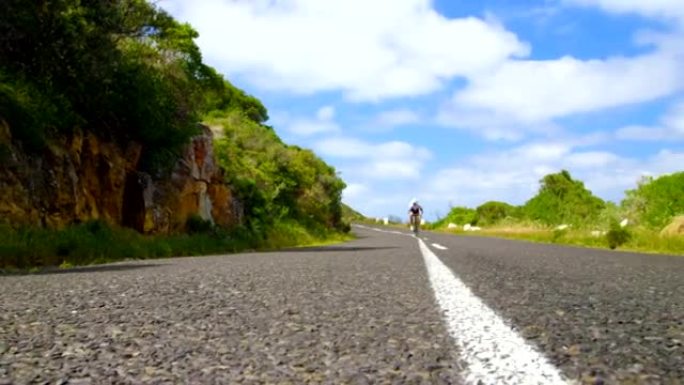 女自行车手在乡村道路上骑自行车4k