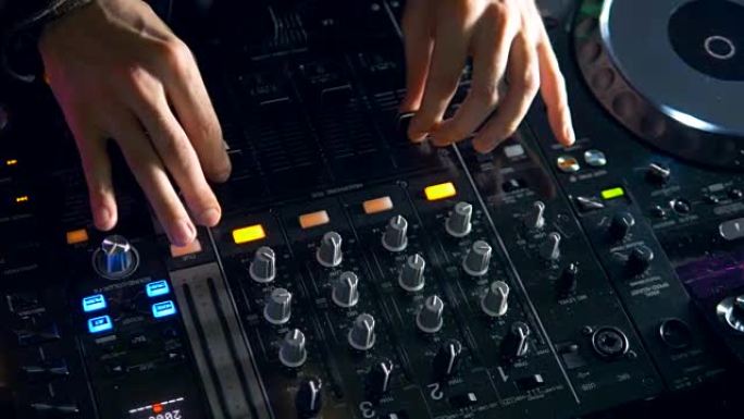 DJ在夜总会派对上混合、旋转和抓挠。