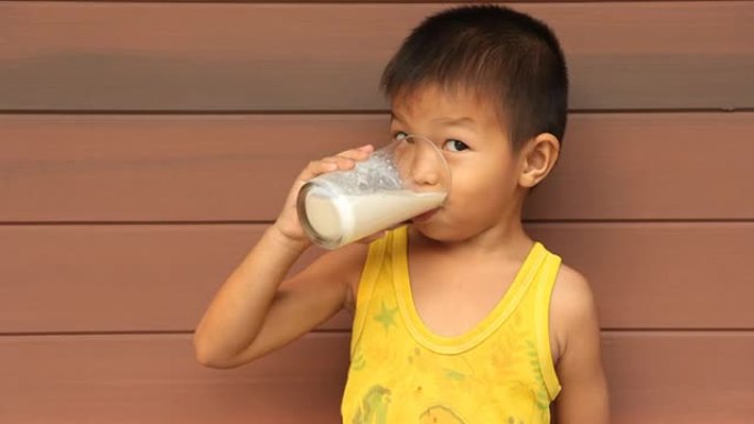 男孩正在喝牛奶。男孩正在喝牛奶