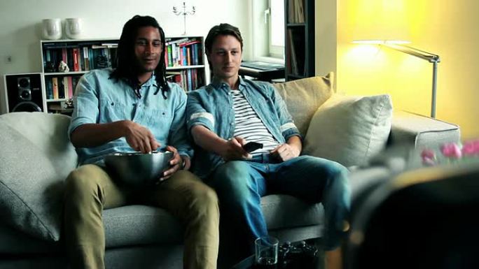 坐在沙发上看电视的朋友