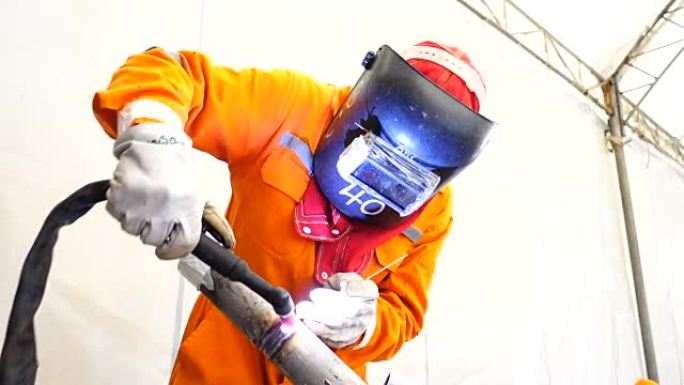 金属工业中气体钨极电弧焊 (GTAW) 的焊工