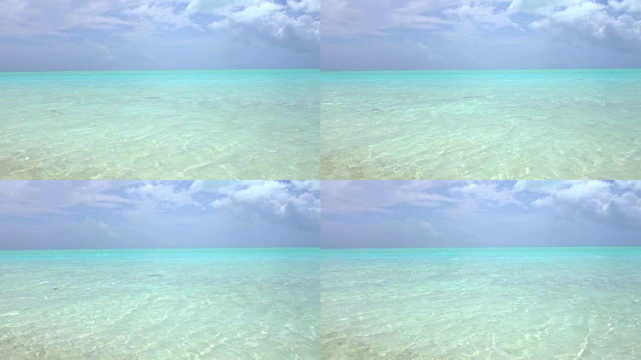 阳光明媚的热带岛屿上无尽的蓝色泻湖，海水清澈见底