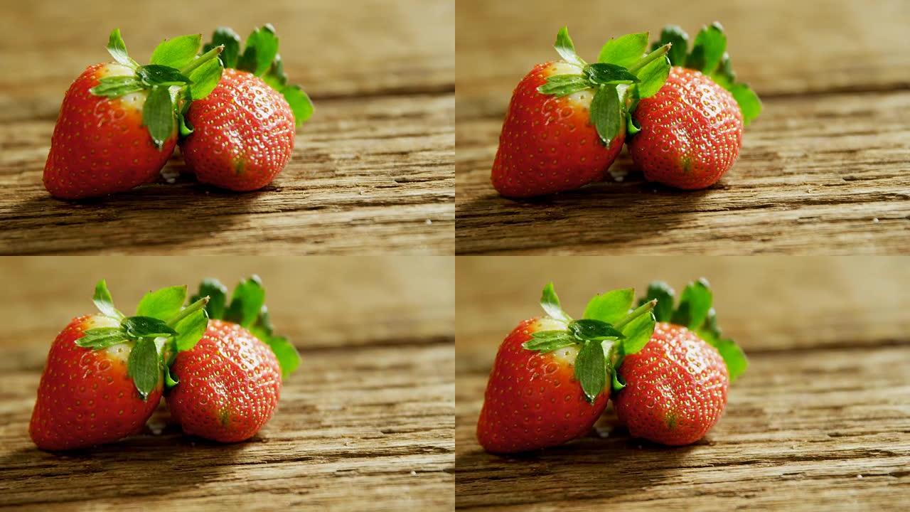 草莓放在木质表面4K