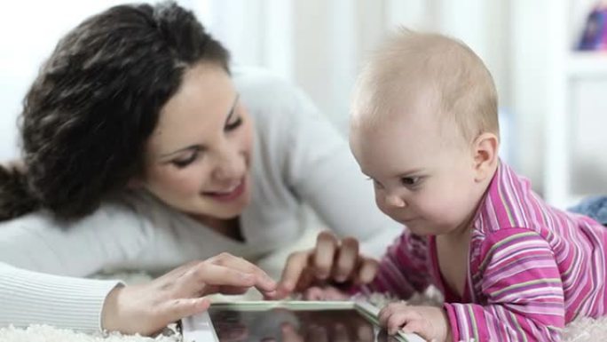 高清：婴儿和母亲与平板电脑