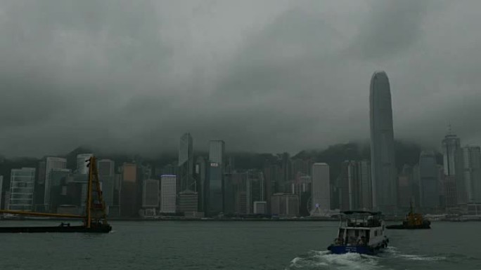 迷雾中的烟雾和黑暗中的城市/中国香港，放大。