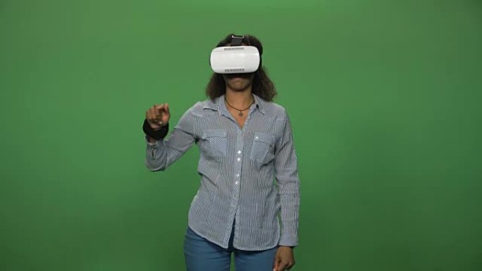使用VR眼镜的黑人女性