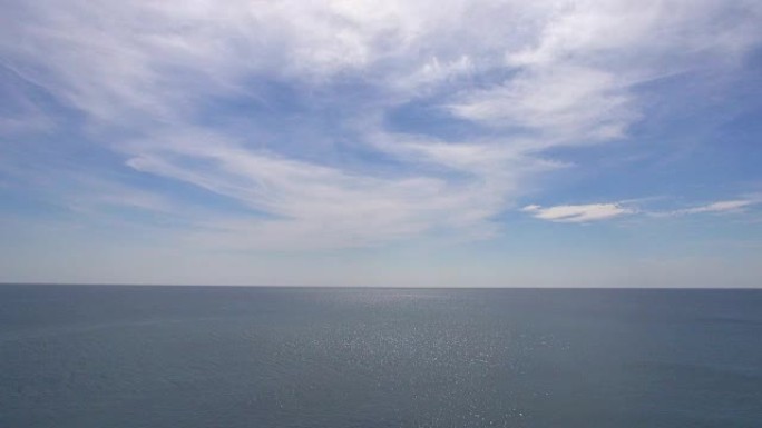 平静的大海。几乎太完美了，难以置信，大海、天空和云。