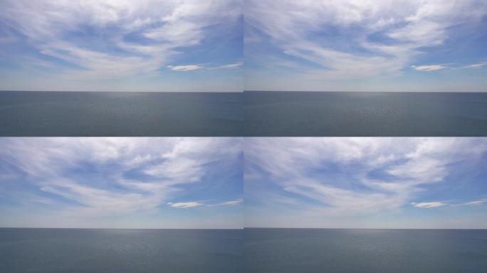 平静的大海。几乎太完美了，难以置信，大海、天空和云。