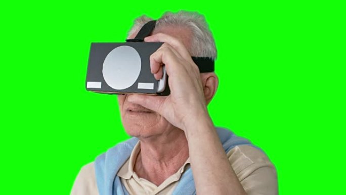 穿着VR护目镜的老人