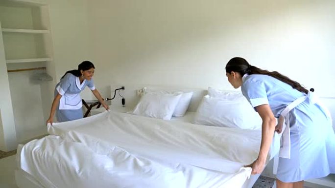 拉丁美洲女佣在旅馆里铺床