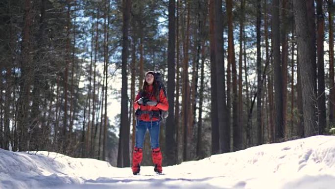 美丽的年轻游客pgoto相机在一个美妙的冬季森林。