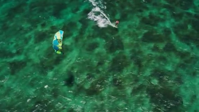 风筝冲浪者在蓝色海洋上滑行的鸟瞰图