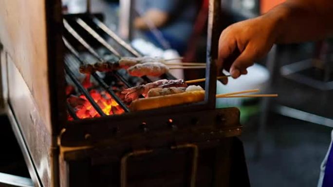 素叻他尼街头夜市陈列柜中的一根棍子上的国家亚洲异国情调的街头美食
