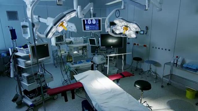 建立技术先进的手术室，没有人，准备手术。真正的现代操作剧院与工作设备，灯和计算机准备为外科医生和病人