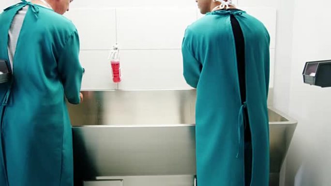 男性外科医生洗手