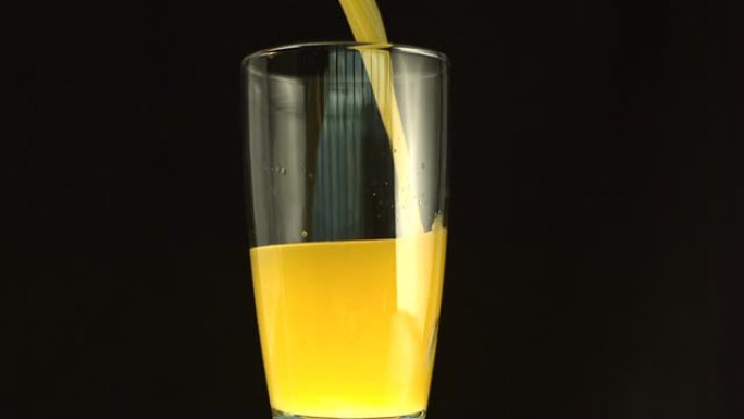 橙汁装满一大杯