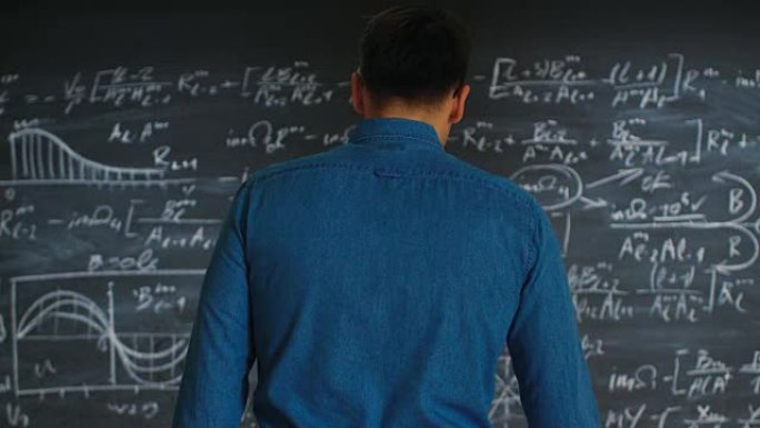才华横溢的年轻学术接近黑板，上面写着复杂的数学公式/方程式，开始思考解决方案。