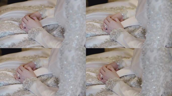 带着结婚戒指的新娘的手