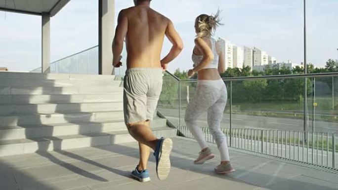 慢动作: 未知的运动夫妇在阳光明媚的下午跑到楼梯间。