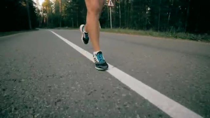 运动健壮的女人在公园慢跑。跑鞋和腿的特写镜头。斯特迪卡姆射门