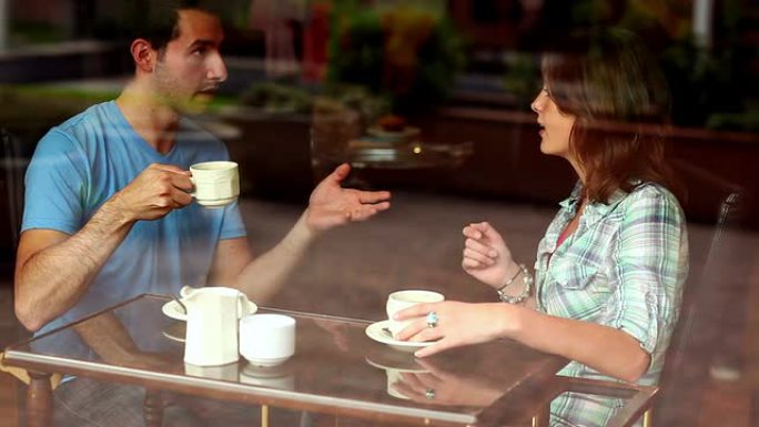 学生夫妇一起在食堂喝咖啡聊天