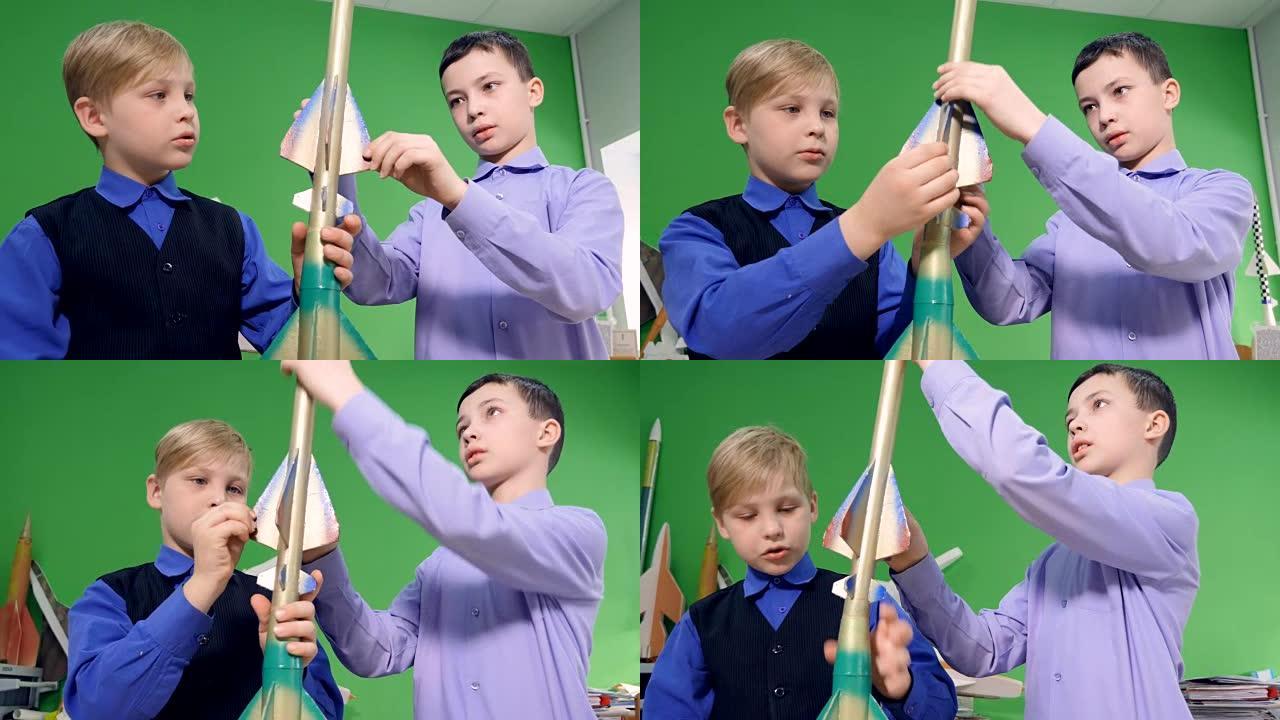 两个男孩正在教室里看火箭的模型。斯蒂安坎开枪。4K。