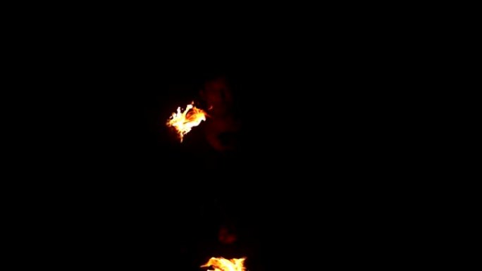 火舞者在黑暗中制造火的痕迹