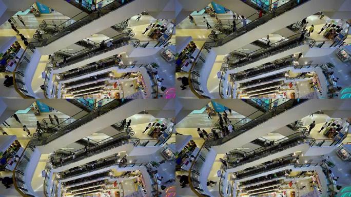 在购物中心的自动扶梯上移动的人群