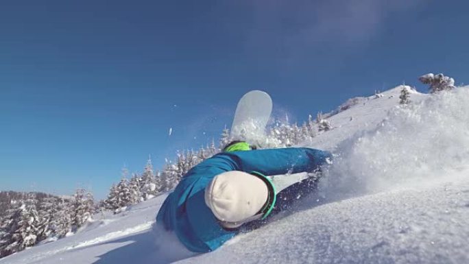 特写: 专业滑雪者在风景秀丽的山上骑行时落入新鲜的积雪