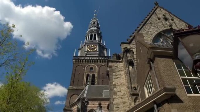 特写: 阿姆斯特丹市中心古老大教堂的美丽建筑