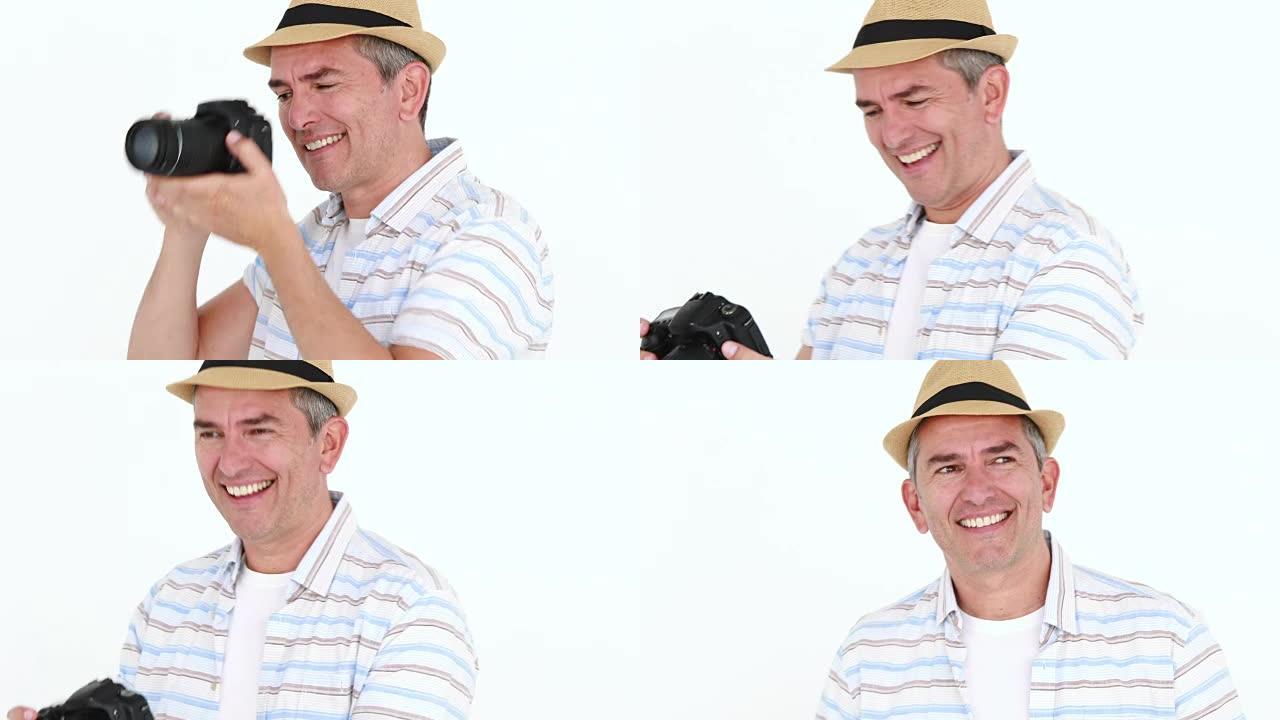 微笑的男人用数码相机拍照