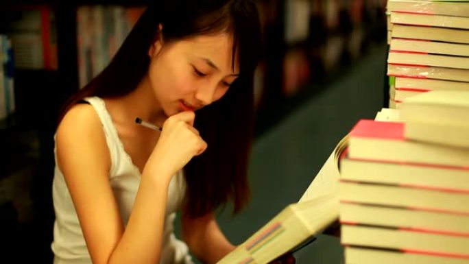 年轻女子在图书馆看书