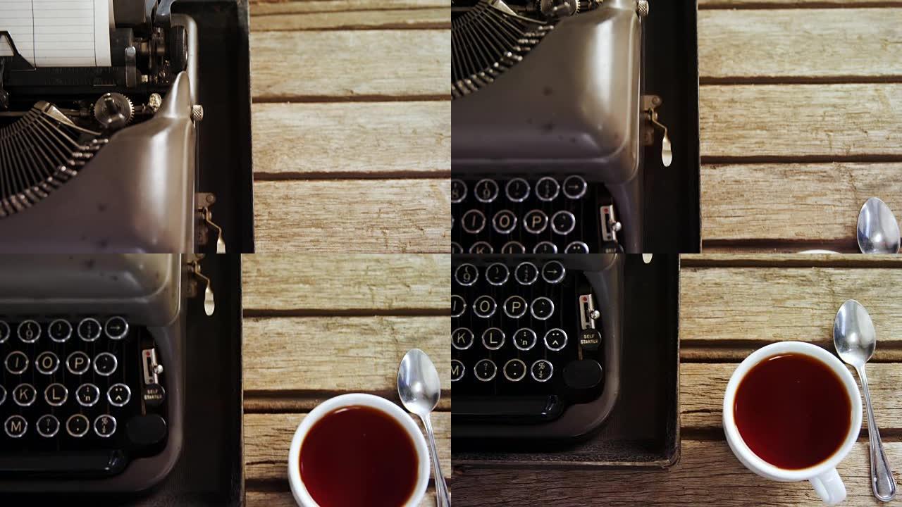 木制桌子上的老式打字机和黑咖啡4k