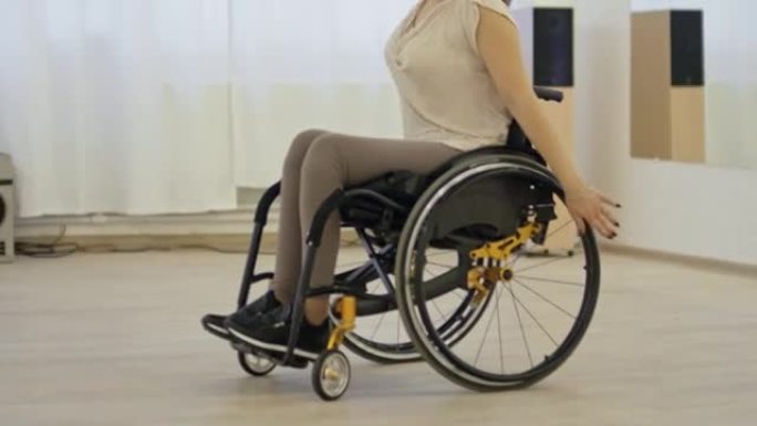坐在轮椅上的女人跳舞并与编舞交谈