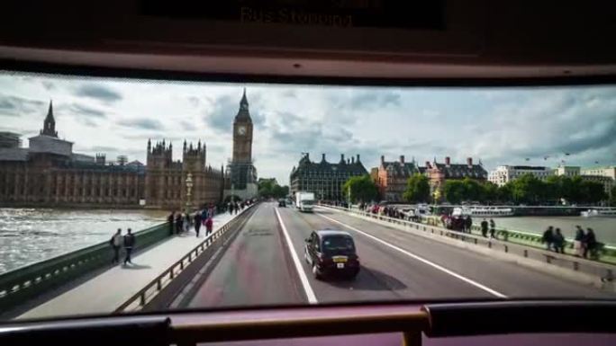 公共汽车穿过伦敦-威斯敏斯特大桥