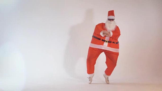 快乐的圣诞老人跳舞，玩得开心。
