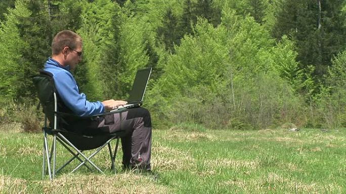 在自然界中使用笔记本电脑