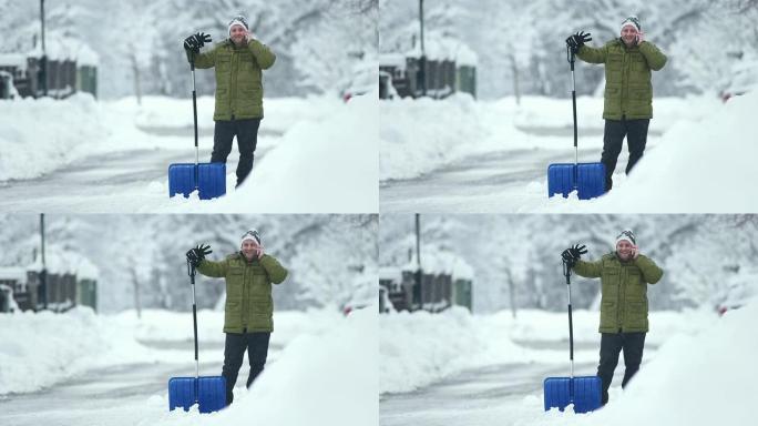 高清: 男子在铲雪时打电话