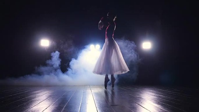 芭蕾舞演员的剪影在舞台上跳舞。高清。